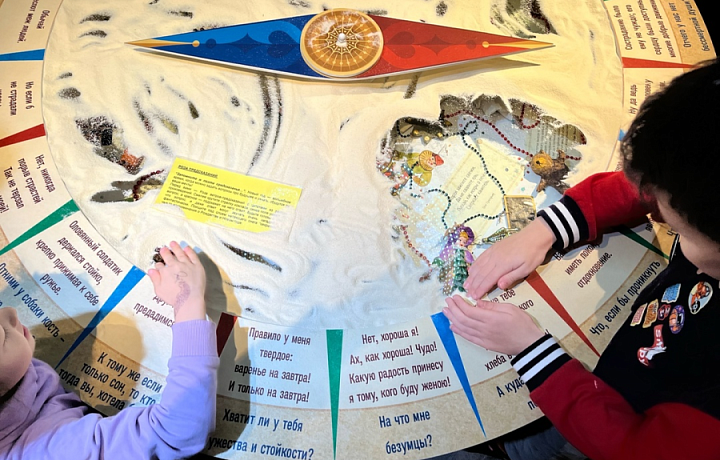 В Туле начала работу выставка, посвященная сказкам Пушкина, Гоголя, Андерсена и Кэрролла