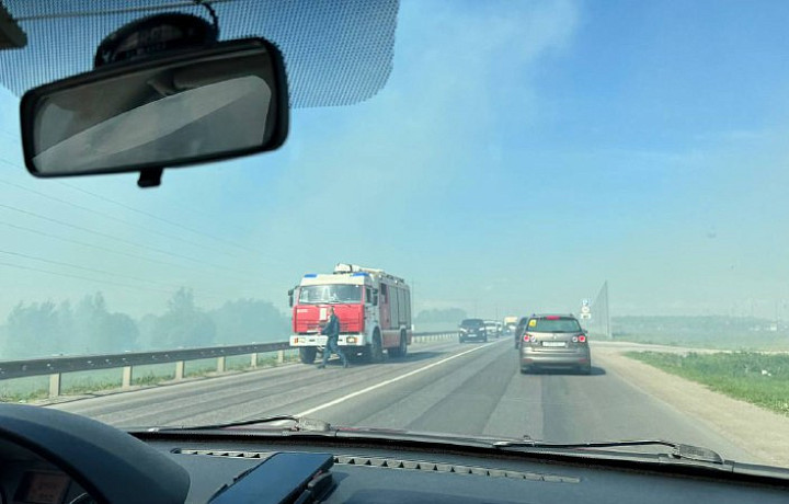 Сухая трава горит на Калужском шоссе в Туле