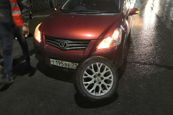 «Пробиты шины и покрышки, погнуты диски»: пострадавшие из-за ямы на Павшинском мосту в Туле автомобилисты рассказали подробности