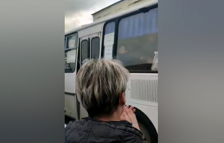 В Новомосковске жители проводили мобилизованных призывников аплодисментами