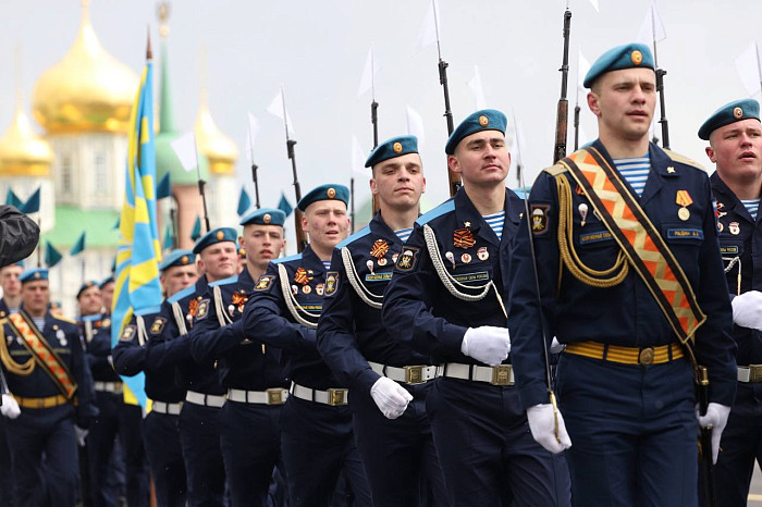 На площади Ленина в Туле прошел Парад Победы: фоторепортаж