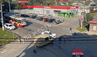 На улице Кауля в Туле встали трамваи из-за серьезного ДТП