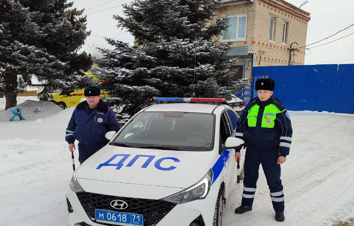 Тульские инспекторы ДПС помогли семье из Москвы, попавшей в ДТП в новогоднюю ночь