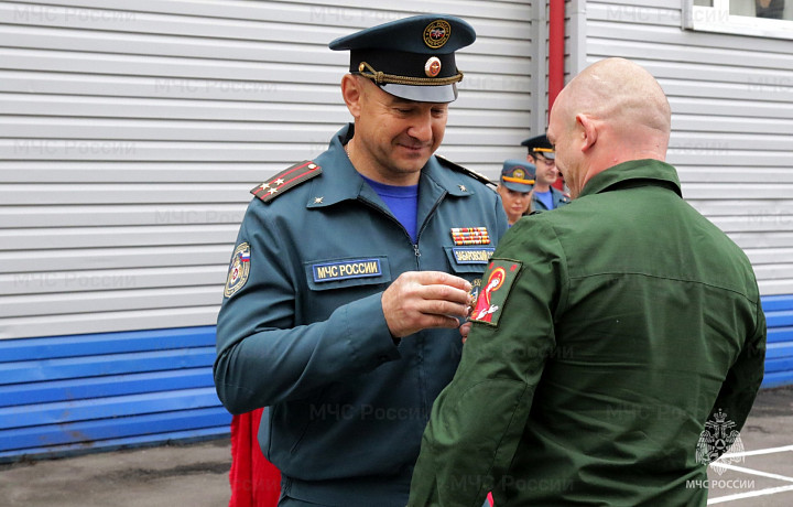 В Туле сотрудника МЧС и участника СВО наградили медалью «За спасение погибающих на водах»