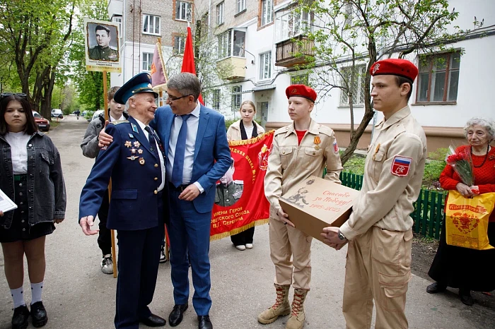 Тульские кадеты и студенты поздравили ветерана Великой Отечественной войны с наступающим Днем Победы