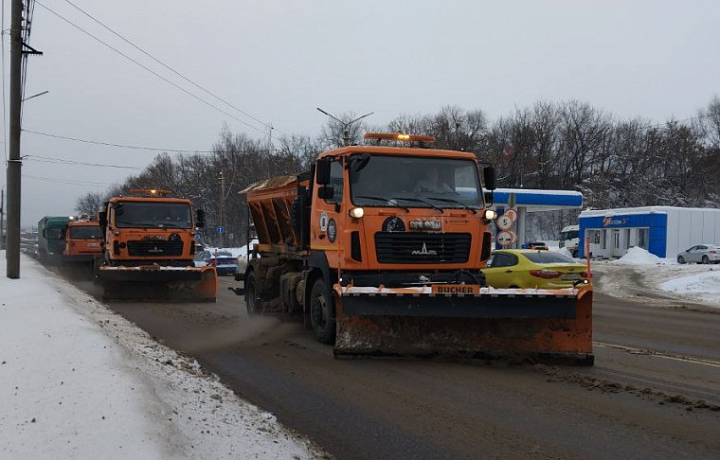 В Туле усилили уборку снега из-за снегопада