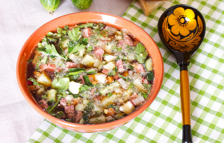 Гастроэнтеролог назвал заболевания, при которых нельзя есть окрошку