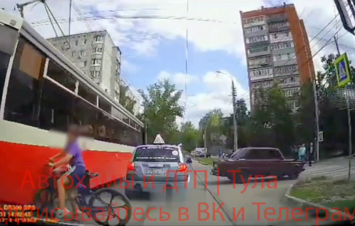На улице Кирова в Туле ребенок чуть не попал под трамвай