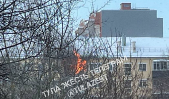 В многоэтажке на Октябрьской улице в Туле загорелся балкон