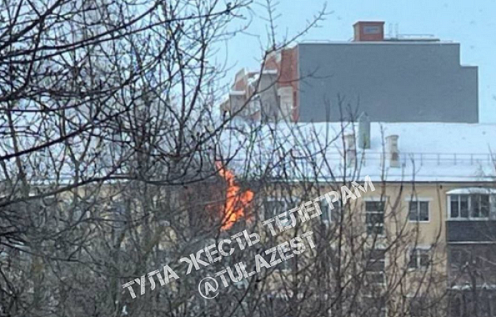 В многоэтажке на Октябрьской улице в Туле загорелась квартира