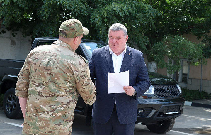 Илья Беспалов передал новый УАЗ для бойцов СВО