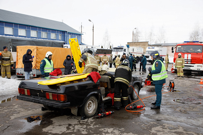 В Туле прошли соревнования среди спасателей по ликвидации последствий ДТП