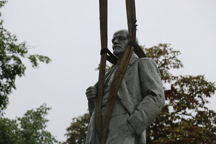 В Новомосковске демонтировали памятник Ленину