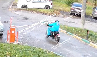 В Туле курьер на электромопеде «прошел сквозь шлагбаум»