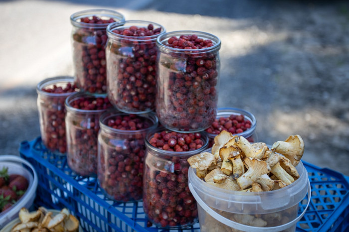 В Тулу везут грибы и землянику из Орловской области