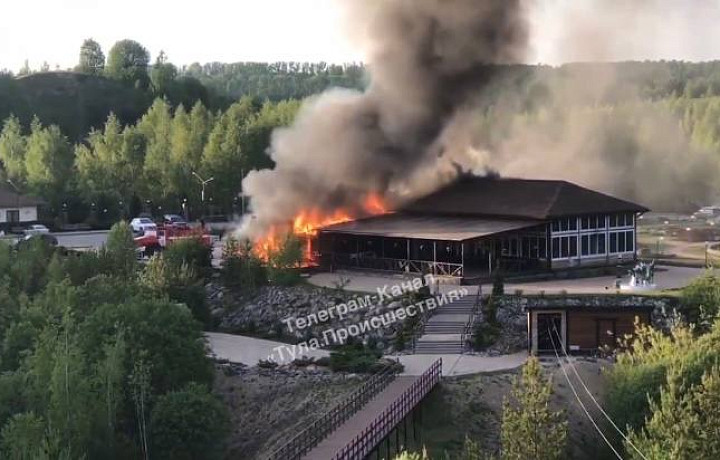 Ресторан парк-отеля «Цитадель» загорелся в поселке Рождественский Тулы