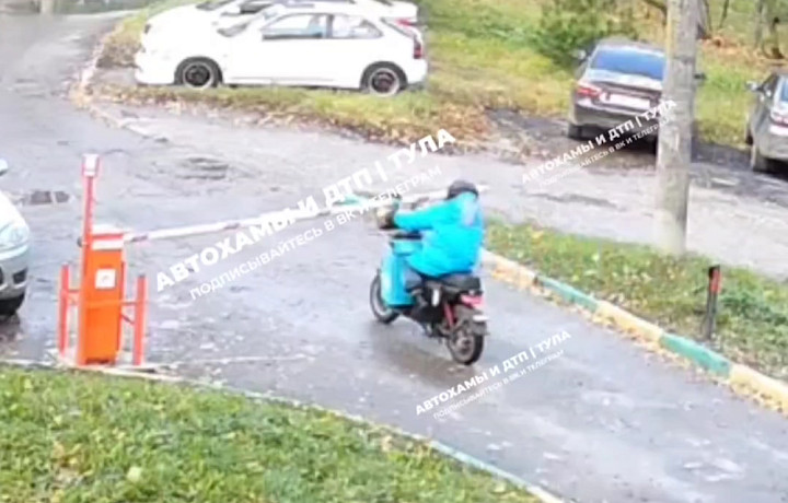 В Туле курьер на электромопеде «прошел сквозь шлагбаум»