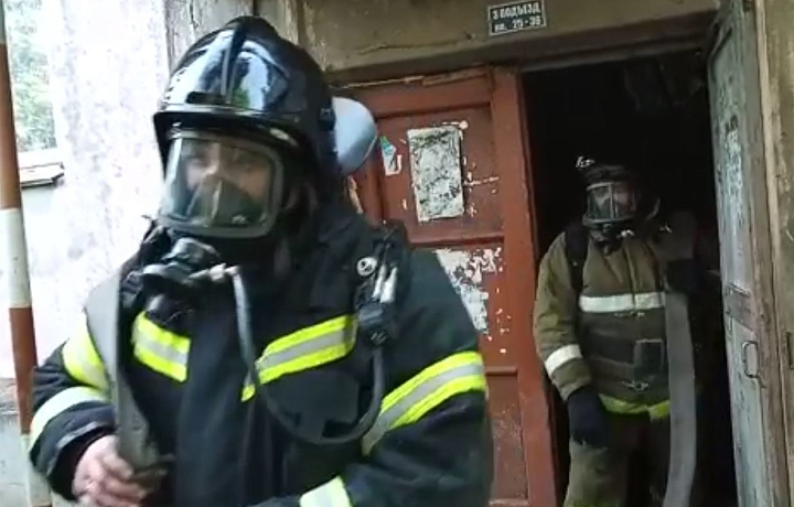 В Куркино спасатели эвакуировали из пожара в жилом доме троих взрослых и ребенка