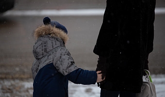 Почетные знаки «Материнская слава» и «Отцовская слава»: как получить, какие выплаты положены от властей