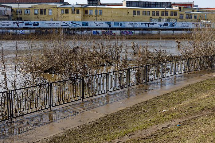 Пролетарская набережная Тулы после «большой воды»: грязь, мусор, коряги – уборка уже идет