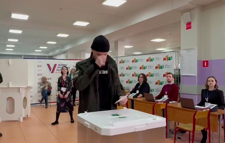 Shaman проголосовал и перекрестился перед избирательной урной