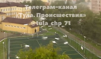 Осадки в виде пенопласта: из-за непогоды на улице Михеева в Туле разлетелся пенопласт со строящейся многоэтажки