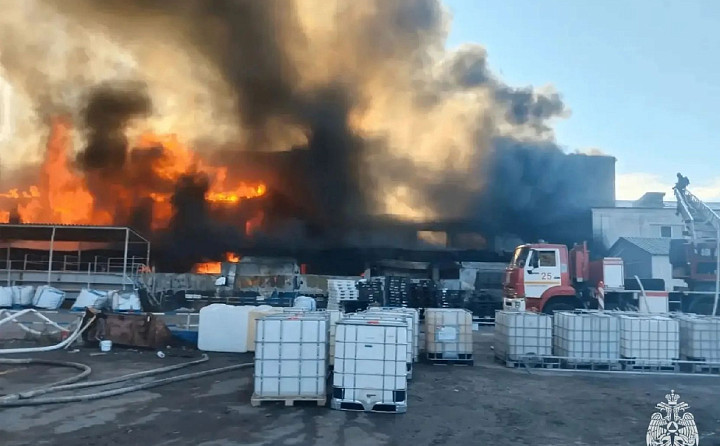 В Новомосковске потушили крупный пожар на заводе по переработке отходов