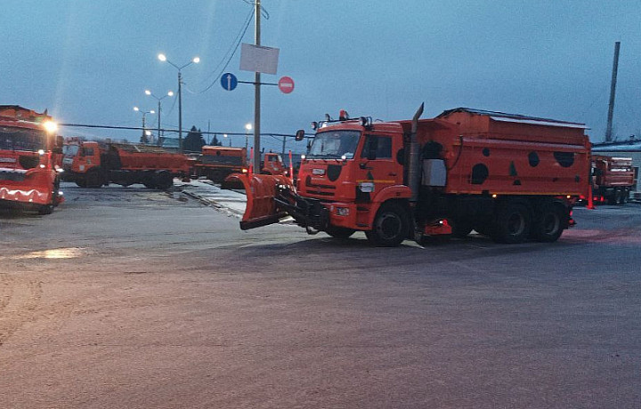 Более 50 единиц техники устраняют последствия ледяного дождя в Туле