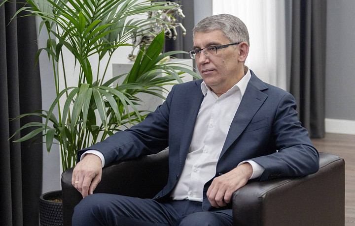 Дмитрий Миляев передал военным медикам аппарат ЭКМО