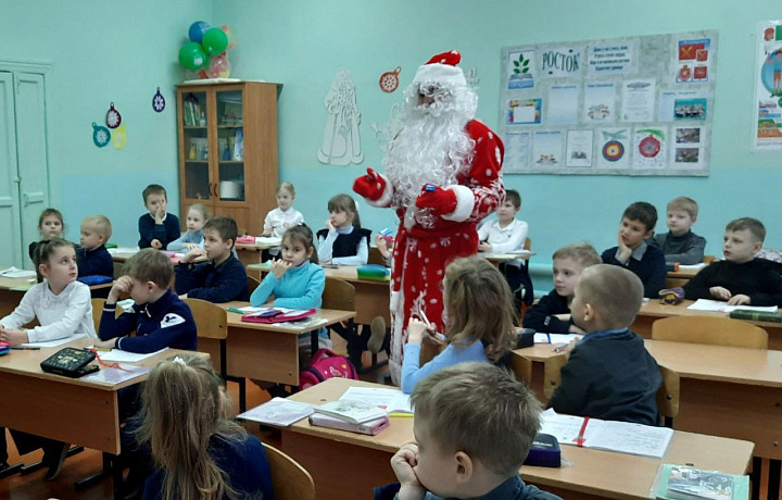 Сотрудники алексинской Госавтоинспекции присоединились к акции «Полицейский Дед Мороз»