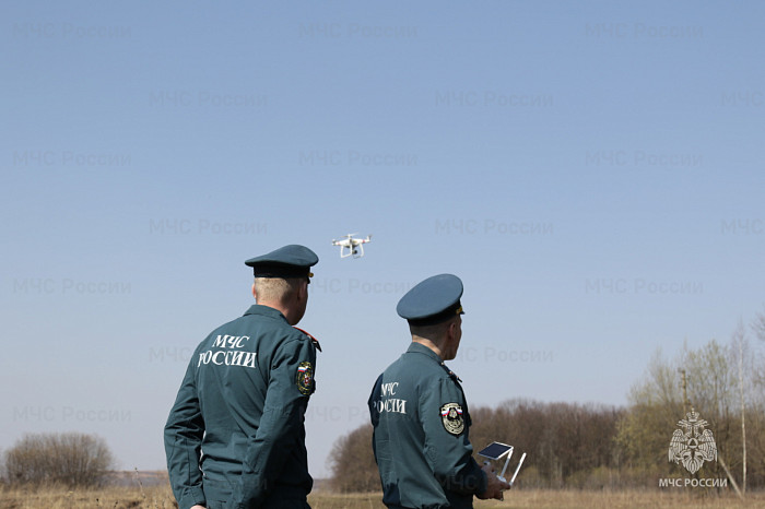 Сотрудники МЧС во время рейда в Туле поймали женщину, сжигавшую сухую траву
