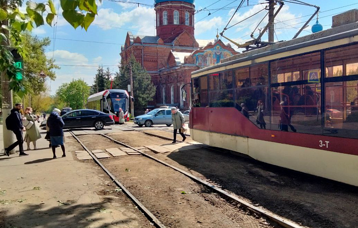 На улице Калинина в Туле собралась пробка из трамваев из-за заклинившего механизма