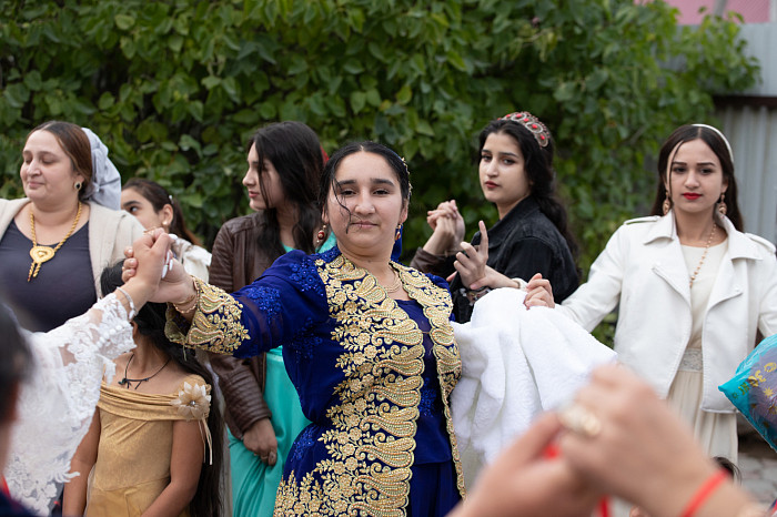 Молодожены-подростки и пир горой: как в тульском Плеханово отмечают цыганские свадьбы