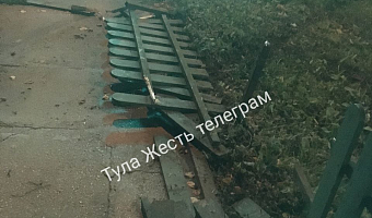 На улице Макаренко в Туле автомобилист снес забор и скрылся от сотрудников ДПС