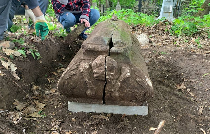 На Всехсвятском кладбище в Туле нашли белокаменный саркофаг в стиле барокко