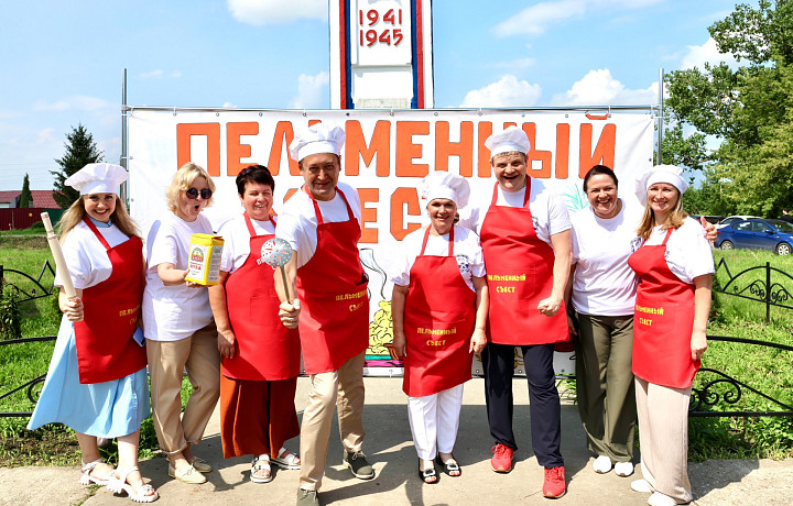 В Новомосковске назревает скандал из-за пельменного фестиваля: баннером завесили мемориал Великой Отечественной войны