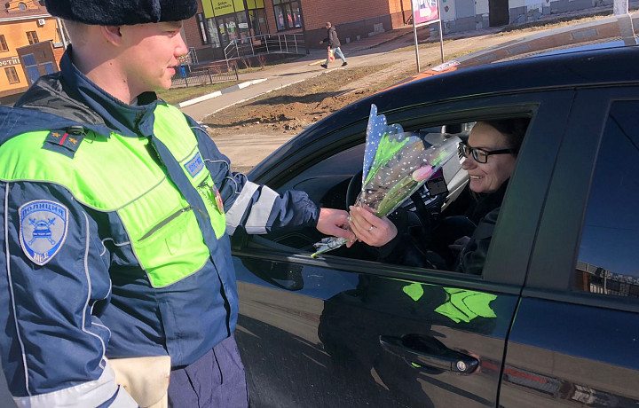 «Дарите женщинам цветы»: Инспекторы ДПС поздравили прекрасный пол с 8 марта