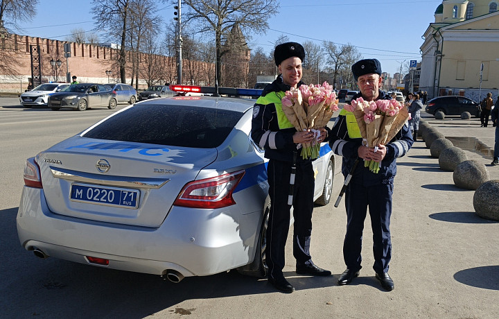Тульские госавтоинспекторы поздравили женщин-водителей с 8 Марта