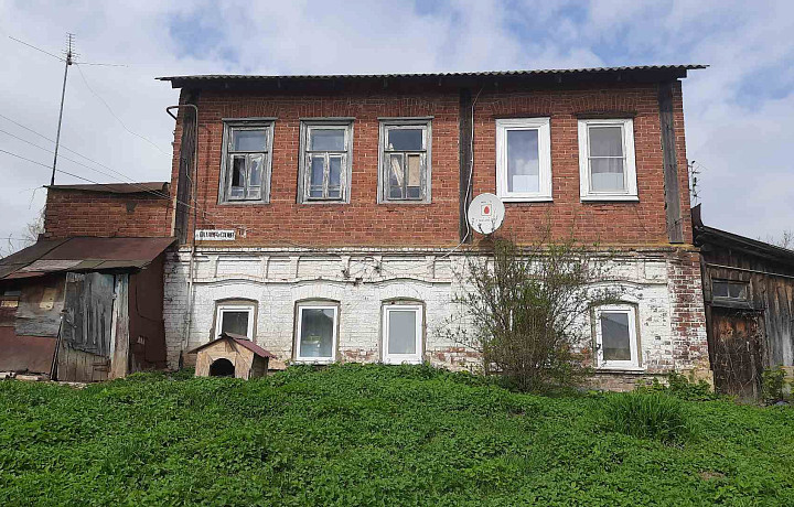 В Крапивне ищут УК для двух домов, построенных в год революции