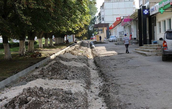 В начале октября в Новомосковске завершат ремонт тротуара на Залесном микрорайоне