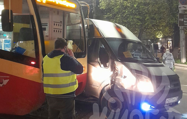 Маршрутка «Тула-Москва» столкнулась с трамваем на улице Фридриха Энгельса в Туле