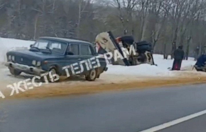 Две снегоуборочные машины улетели в кювет в Тульской области 16 февраля