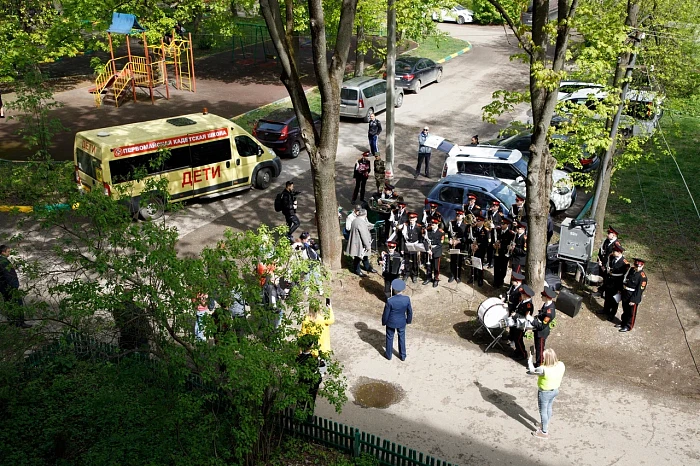 Тульские кадеты и студенты поздравили ветерана Великой Отечественной войны с наступающим Днем Победы