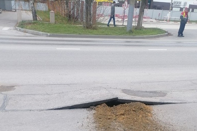 На улице Маршала Жукова в Туле вскрыло асфальт на дороге после хлопка