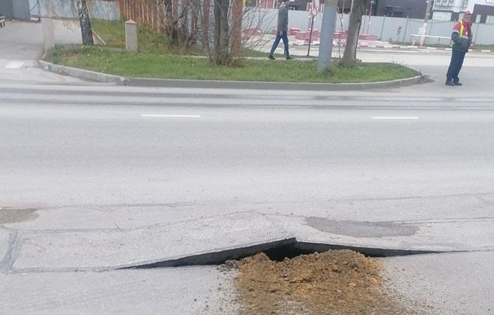На улице Маршала Жукова в Туле вскрыло асфальт на дороге после хлопка