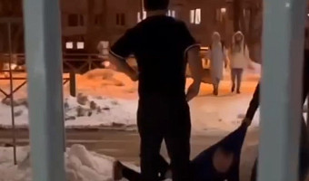 В Новомосковске работники кафе толпой избили пьяного клиента