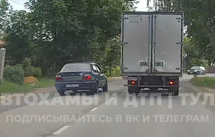Иномарка чуть не устроила ДТП, выехав на «встречку» на улице Судейского в Туле