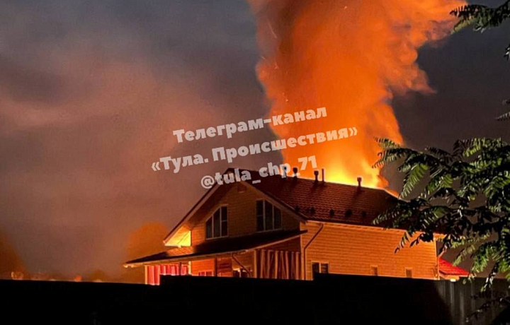 В селе Головеньки Щекинского района сгорела бытовка