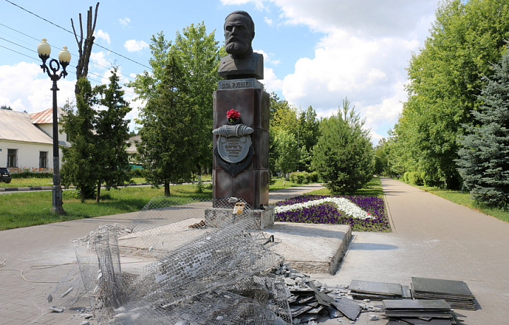 В Новомосковске начали реставрацию памятника Всеволоду Рудневу
