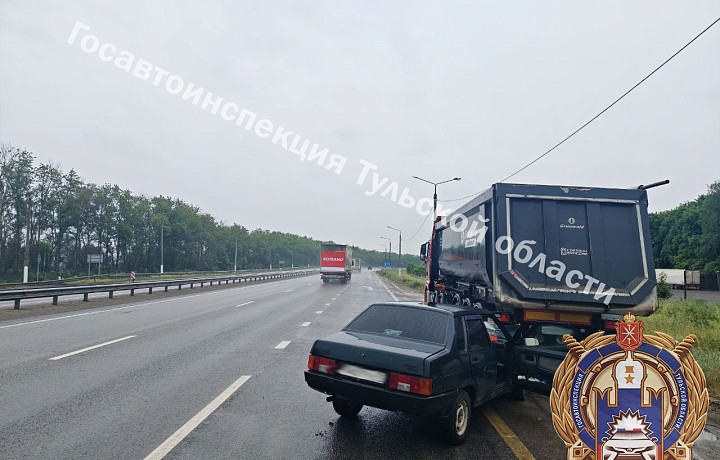 ВАЗ врезался в автопоезд на трассе «Дон» в Тульской области – пассажир легковушки в больнице